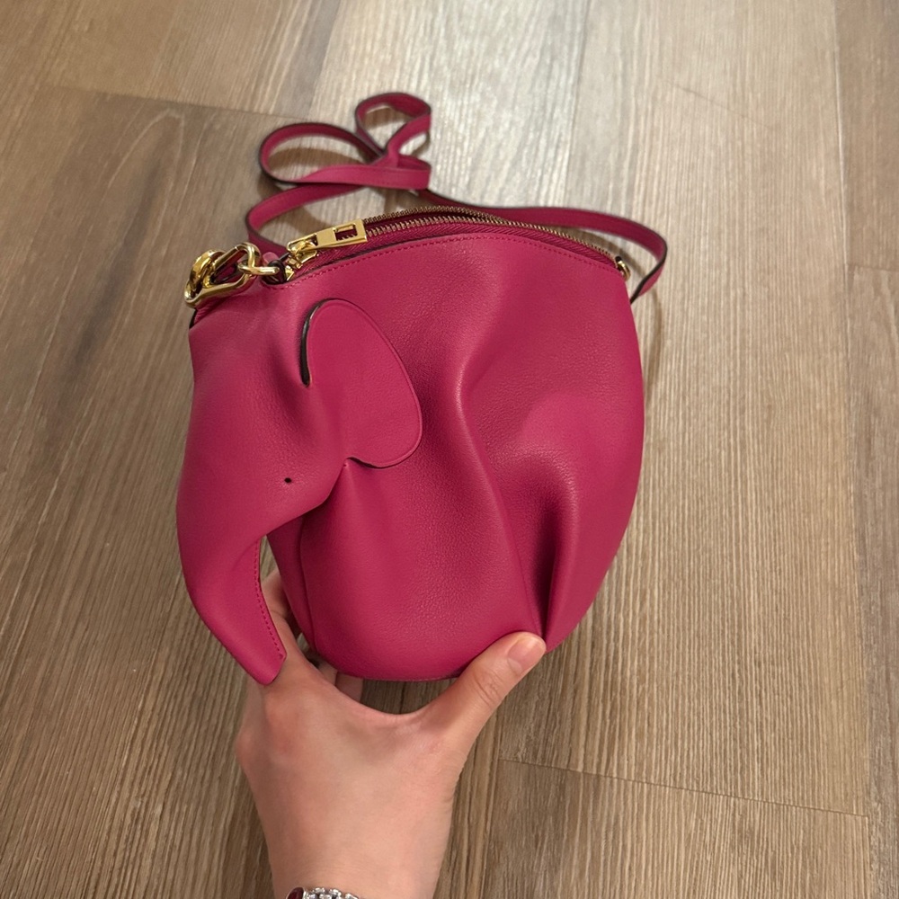 Loewe magenta elephant leather crossbody bag - Picture 3 of 8